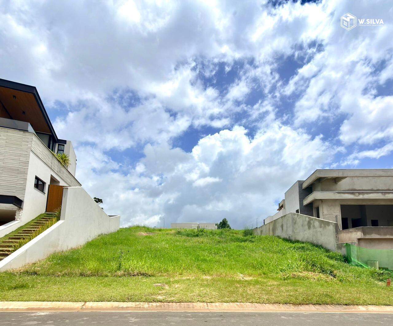 Terreno em condomínio à venda no Condomínio Villa dos Pinheiros: 