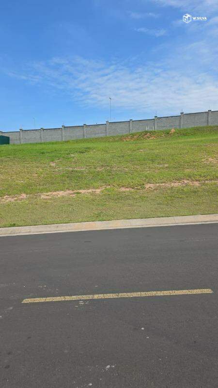 Terreno em condomínio à venda no Condomínio Villa dos Pinheiros: 