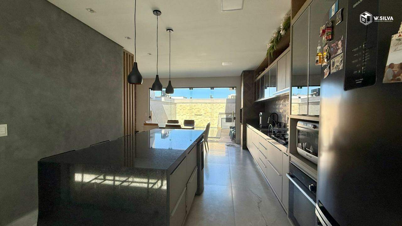 Casa em Condomínio à venda no Condominio Dona Maria Jose: Cozinha com ilha e churrasqueira