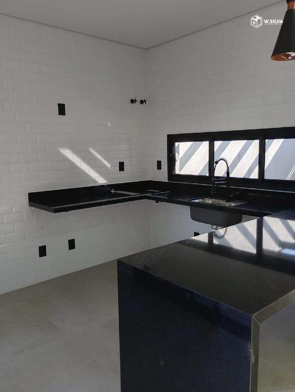 Casa em Bairro à venda no Jardim Bom Sucesso: 