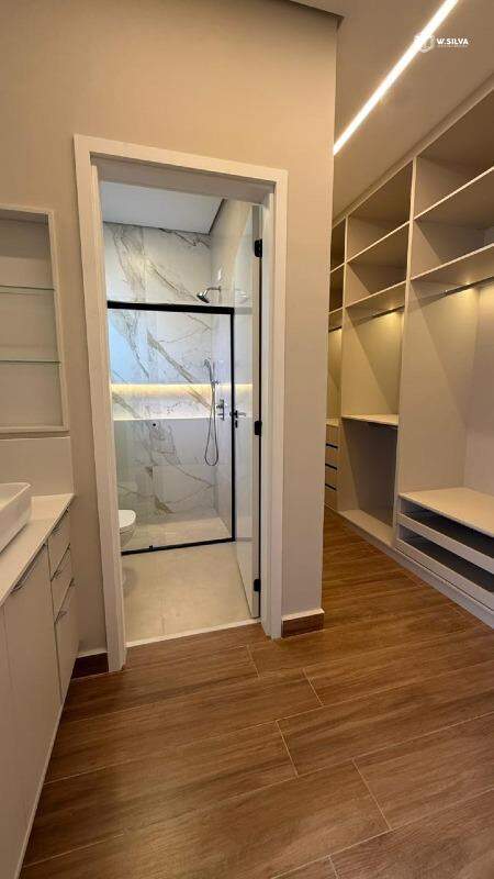 Casa em Condomínio à venda no Condomínio Residencial Viena: BANHEIRO E CLOSET SUÍTE MASTER