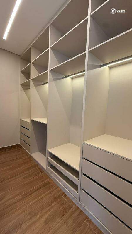 Casa em Condomínio à venda no Condomínio Residencial Viena: CLOSET SUÍTE MASTER