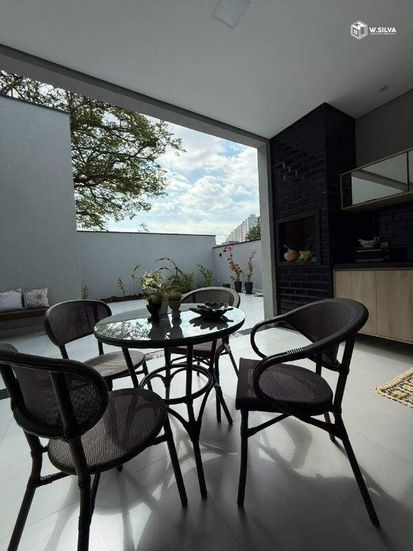 Casa em Condomínio à venda no Casa do Lago: