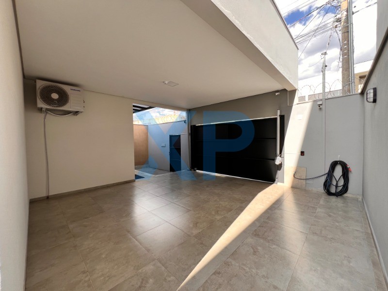 Casa à venda no RESIDENCIAL DOUTOR WALCHIR RESENDE COSTA: GARAGEM