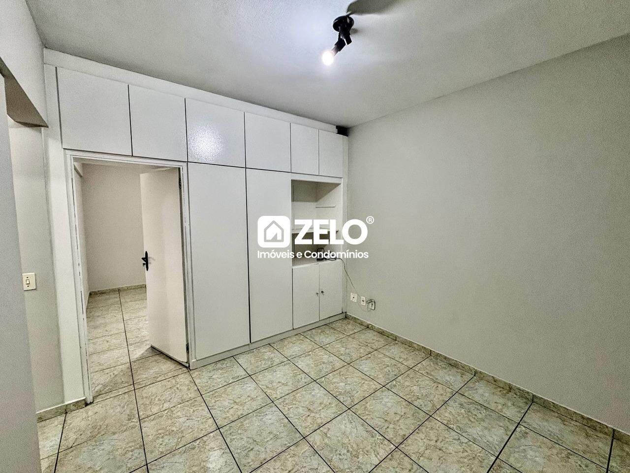 Apartamento em Botafogo, Campinas - SP | Zelo Imóveis: Sala com armários