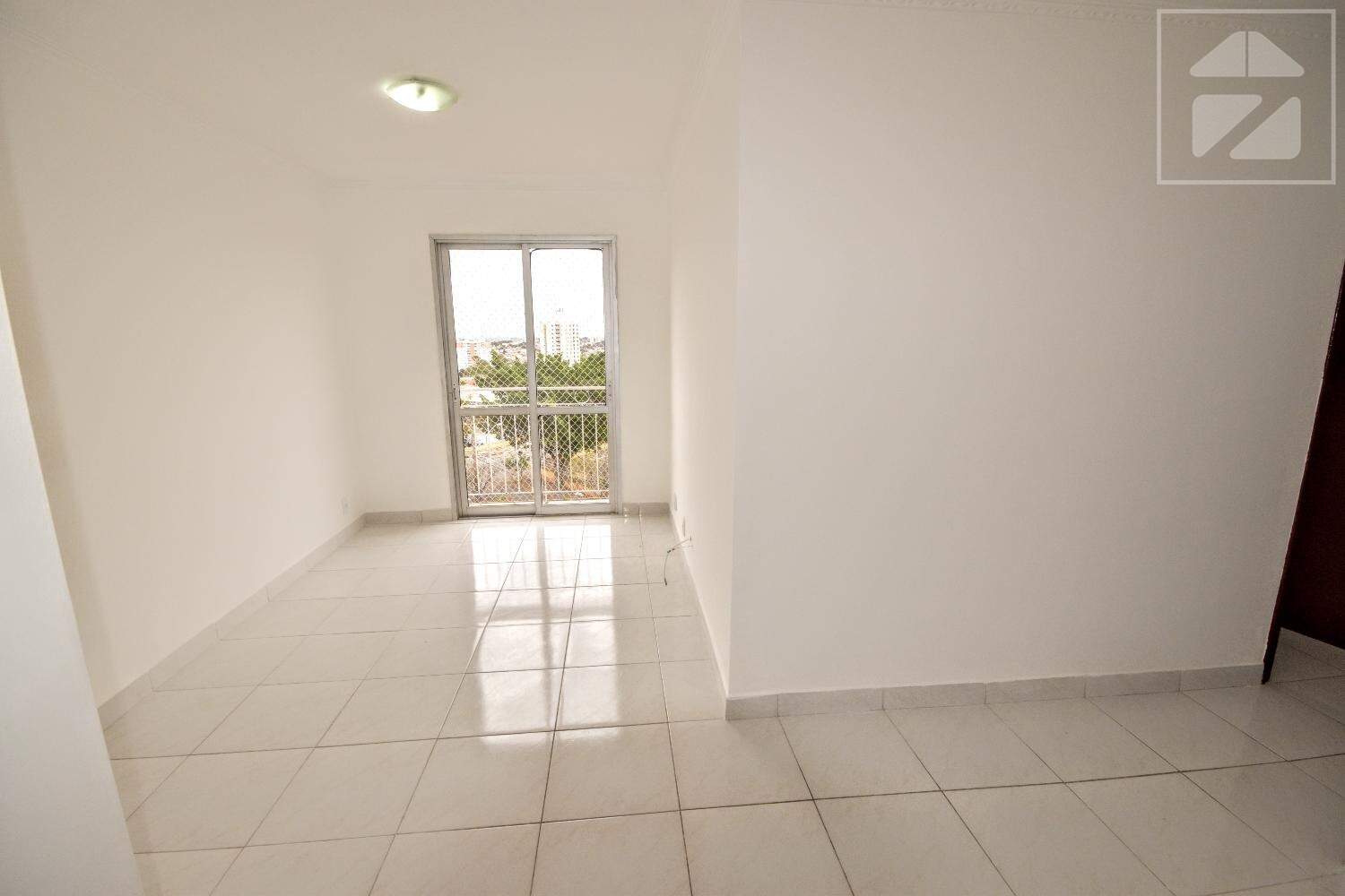 Apartamento em Jardim dos Oliveiras, Campinas - SP | Zelo Imóveis: Sala com acesso à varanda