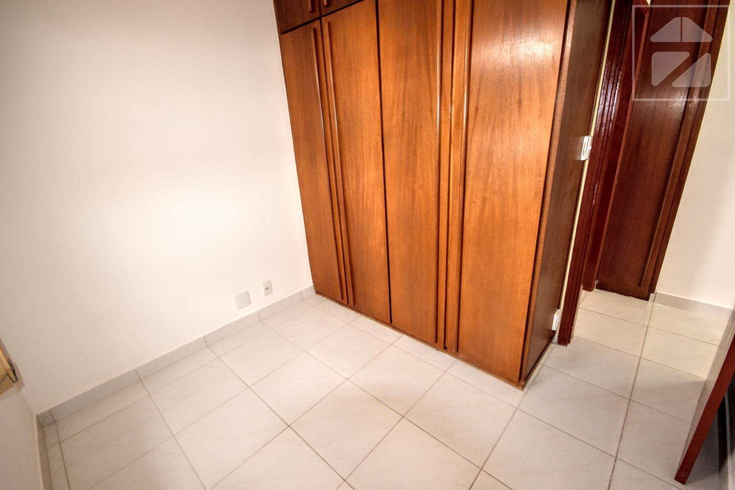 Apartamento em Jardim dos Oliveiras, Campinas - SP | Zelo Imóveis: Dormitório com armários