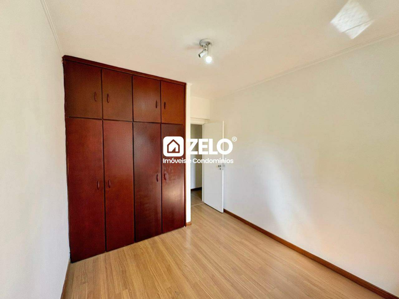 Apartamento em Cambuí, Campinas - SP | Zelo Imóveis: Dormitório com armários