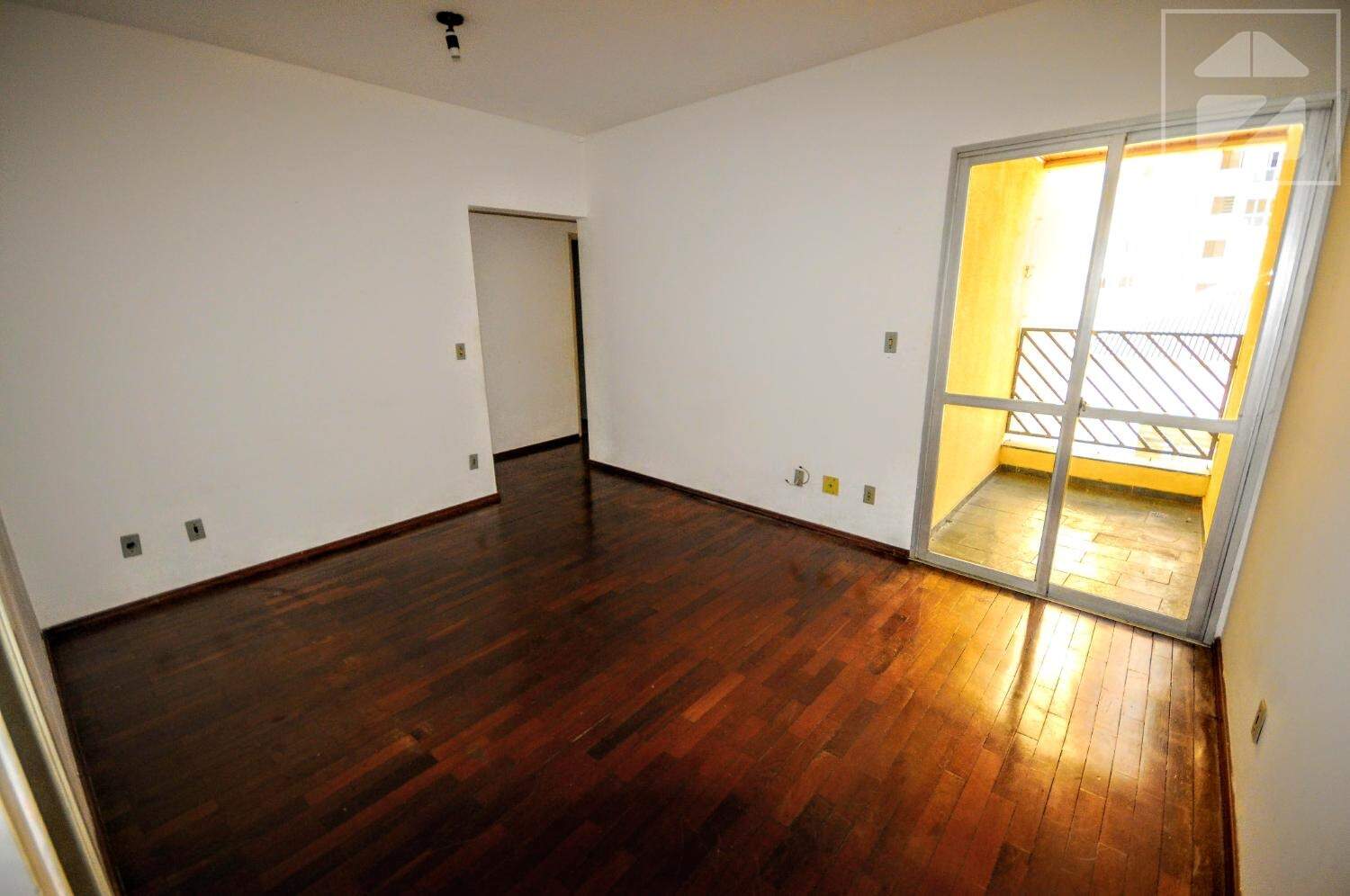 Apartamento em Centro, Campinas - SP | Zelo Imóveis: Sala com acesso à sacada