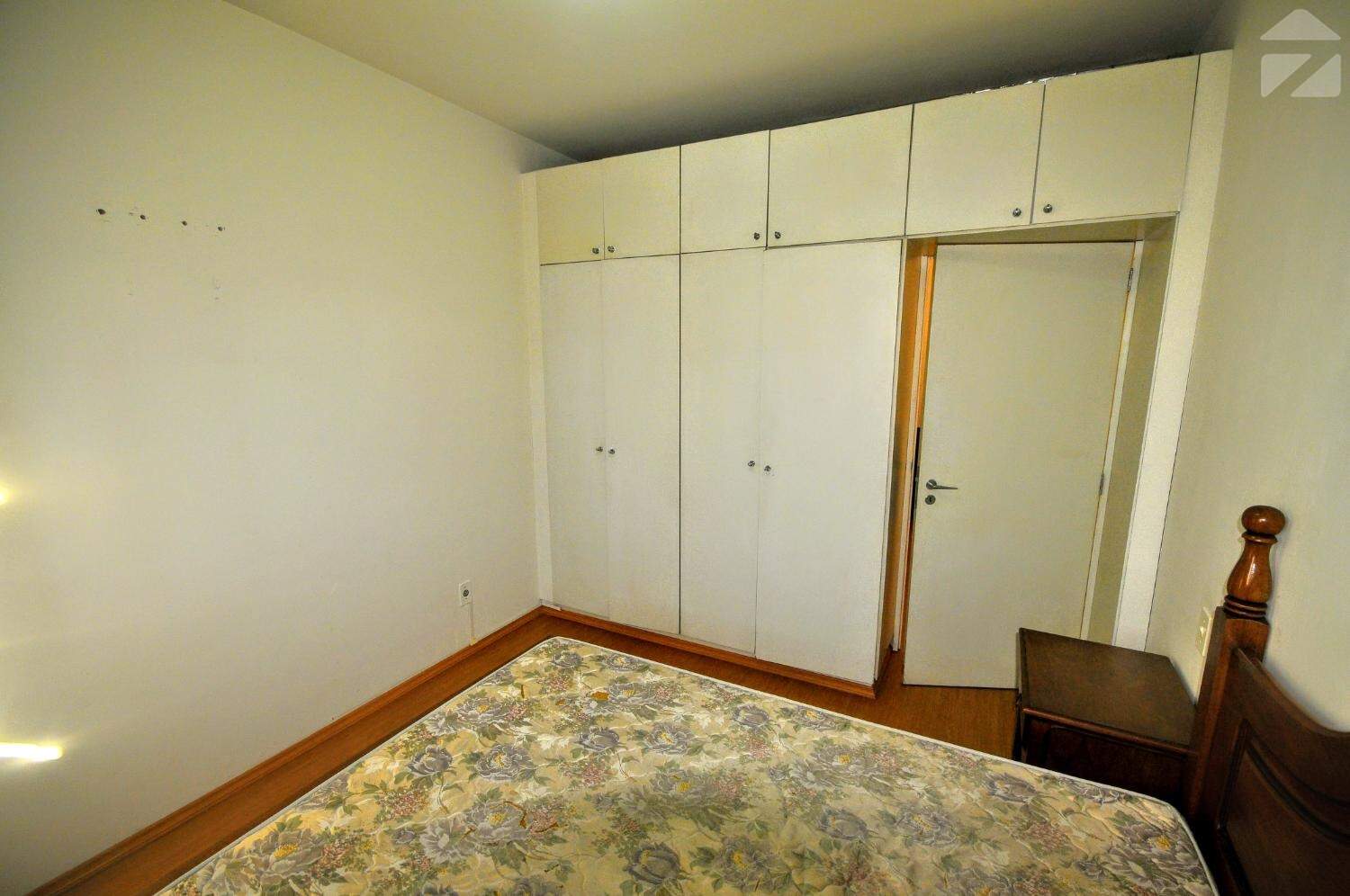 Apartamento em Botafogo, Campinas - SP | Zelo Imóveis: Dormitório com armários