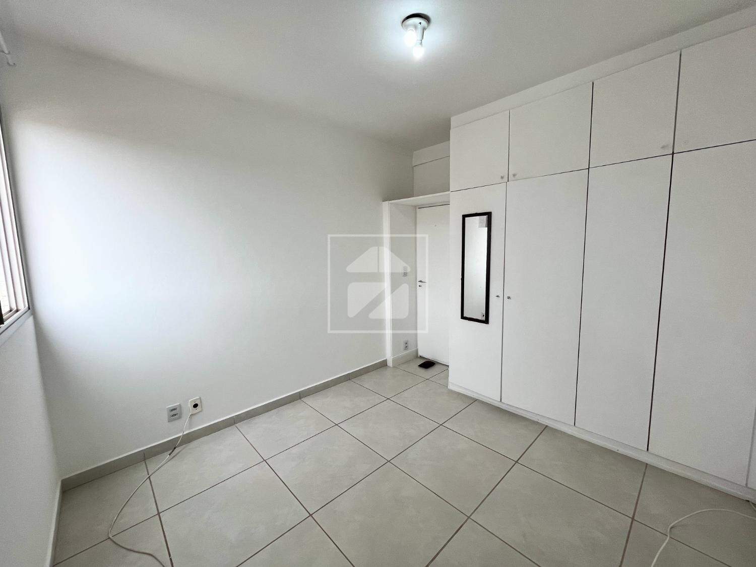 Apartamento em Vila Itapura, Campinas - SP | Zelo Imóveis: Dormitório com armários