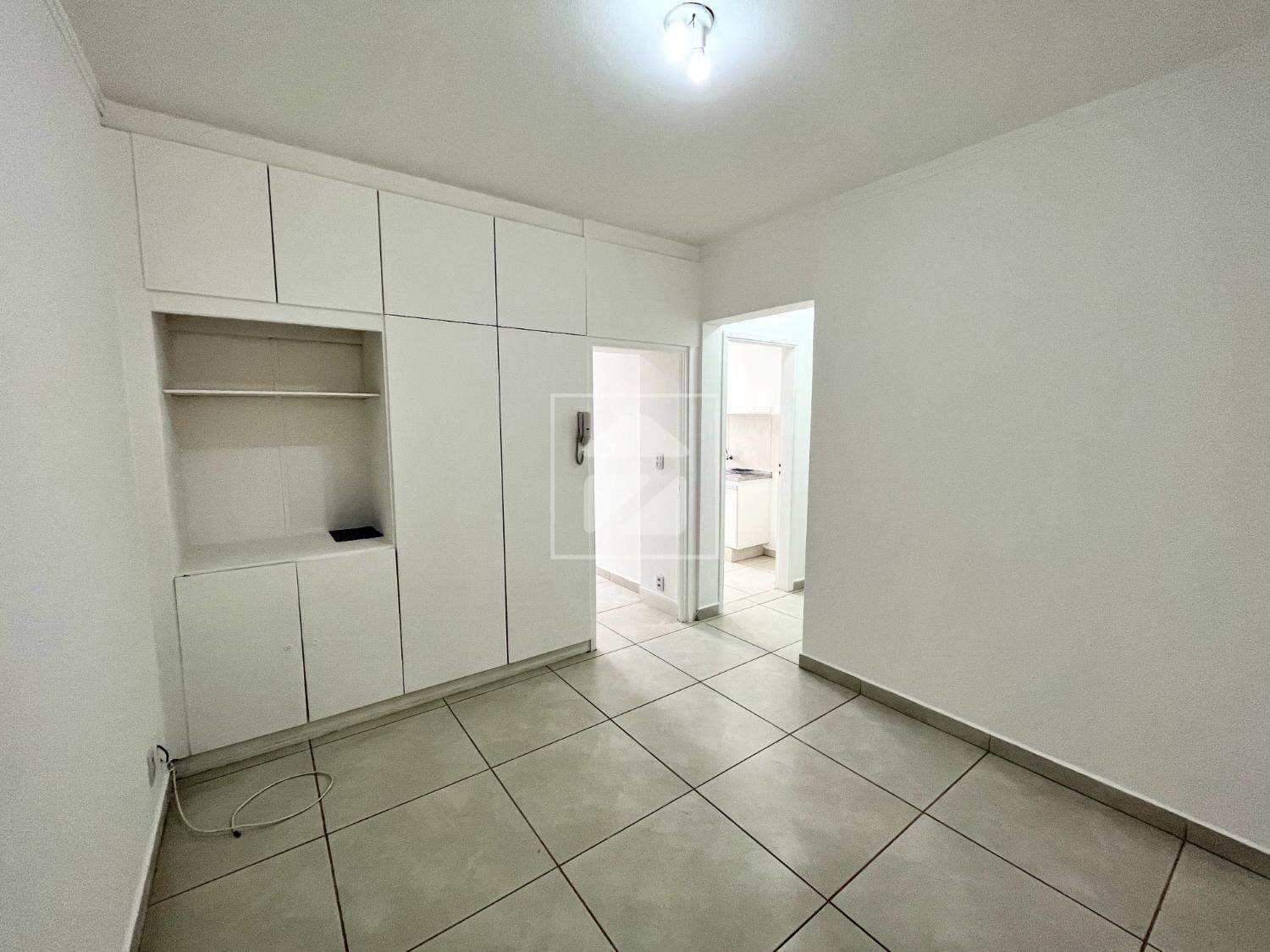 Apartamento em Vila Itapura, Campinas - SP | Zelo Imóveis: Sala com armários