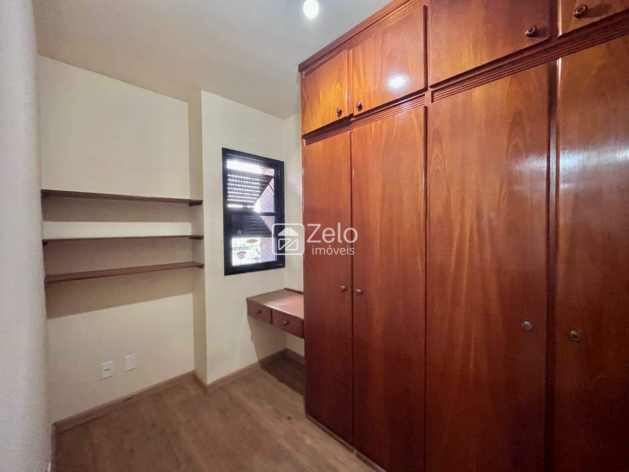 Apartamento em Cambuí, Campinas - SP | Zelo Imóveis: Dormitório com armários
