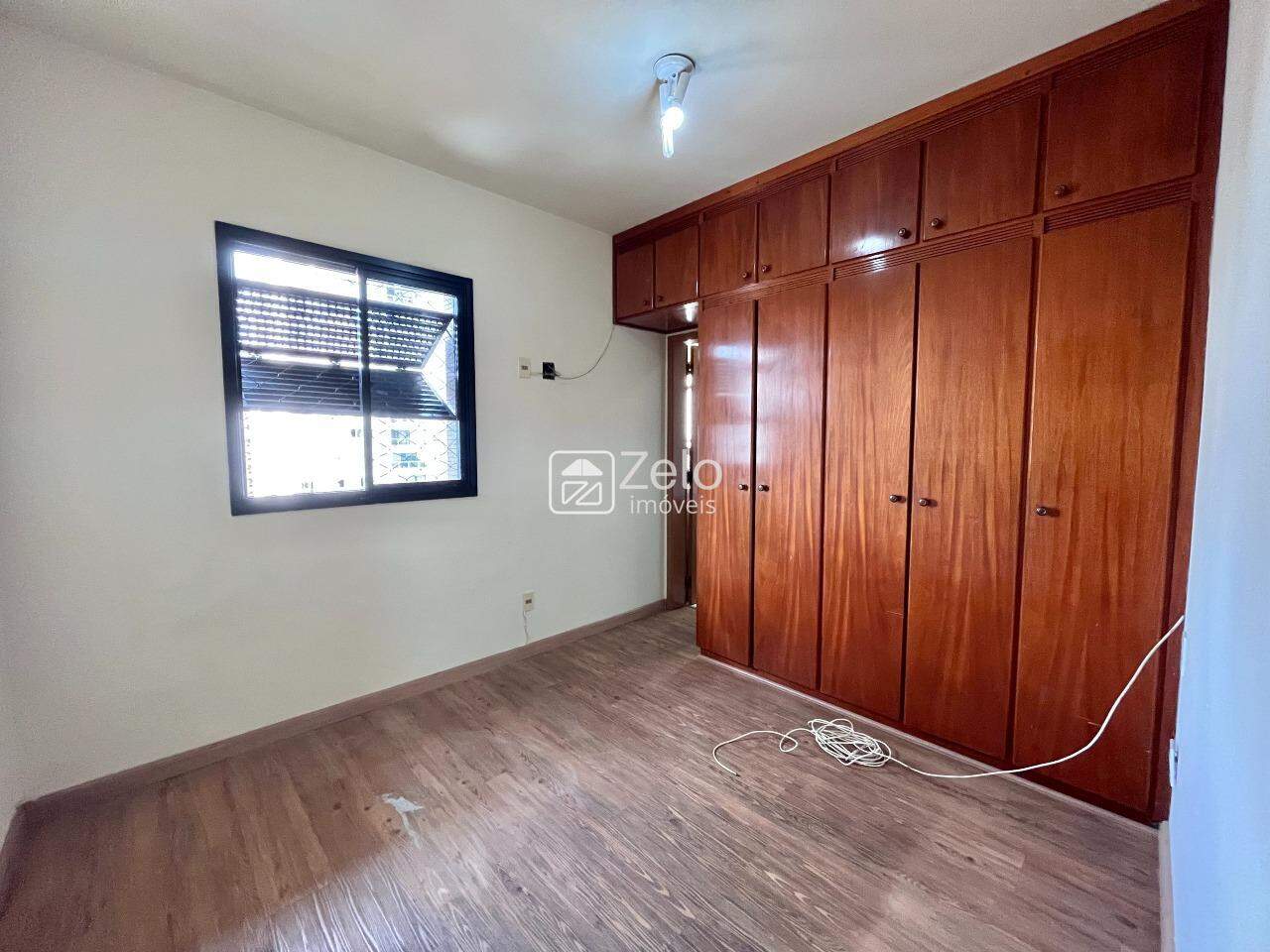 Apartamento em Cambuí, Campinas - SP | Zelo Imóveis: Dormitório com armários