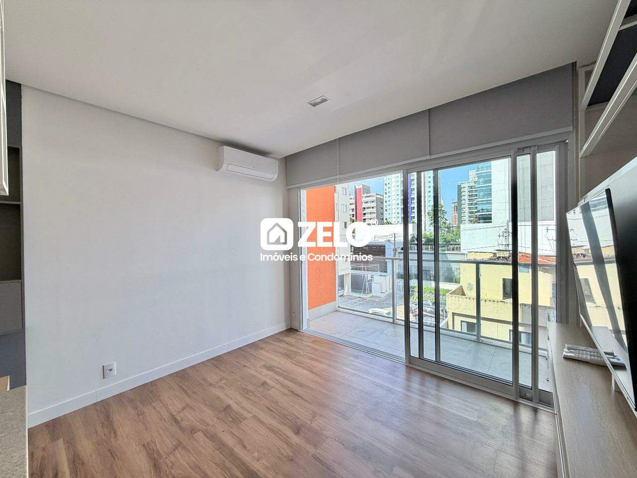 Apartamento em Cambuí, Campinas - SP | Zelo Imóveis: Sala com acesso à varanda