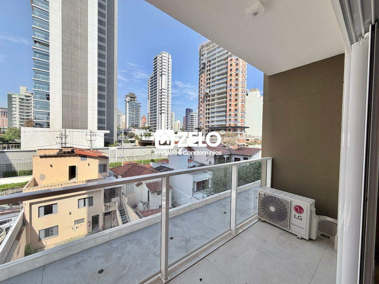 Apartamento em Cambuí, Campinas - SP | Zelo Imóveis: Varanda com vista