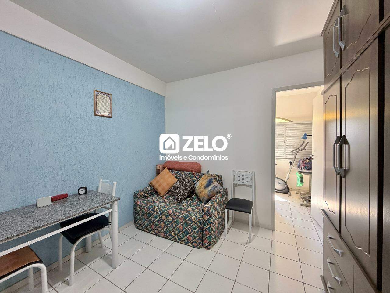 Apartamento em Bosque, Campinas - SP | Zelo Imóveis: Sala de estar e cozinha integradas