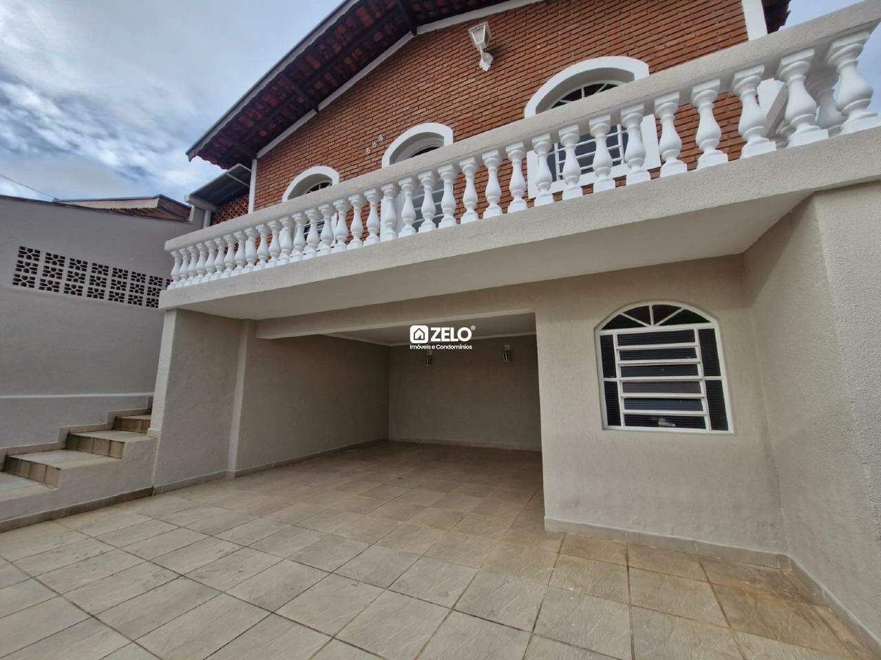 Casa em Cidade Jardim, Campinas - SP | Zelo Imóveis: Fachada e garagem