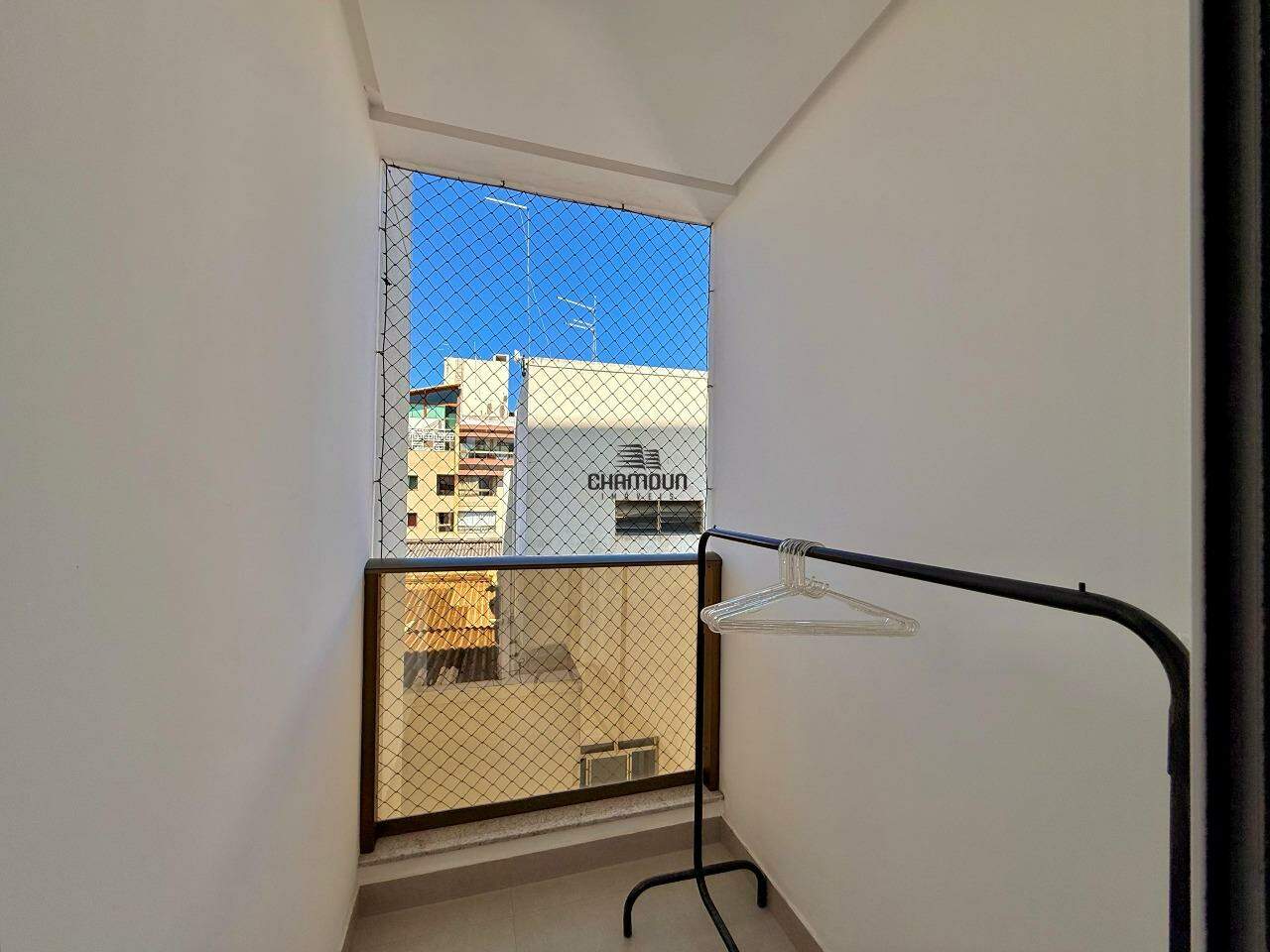 Apartamento à venda no Centro: 03  quartos, sendo 01 Suíte, sala ampla, cozinha e área de serviço. 02 vagas na garagem.