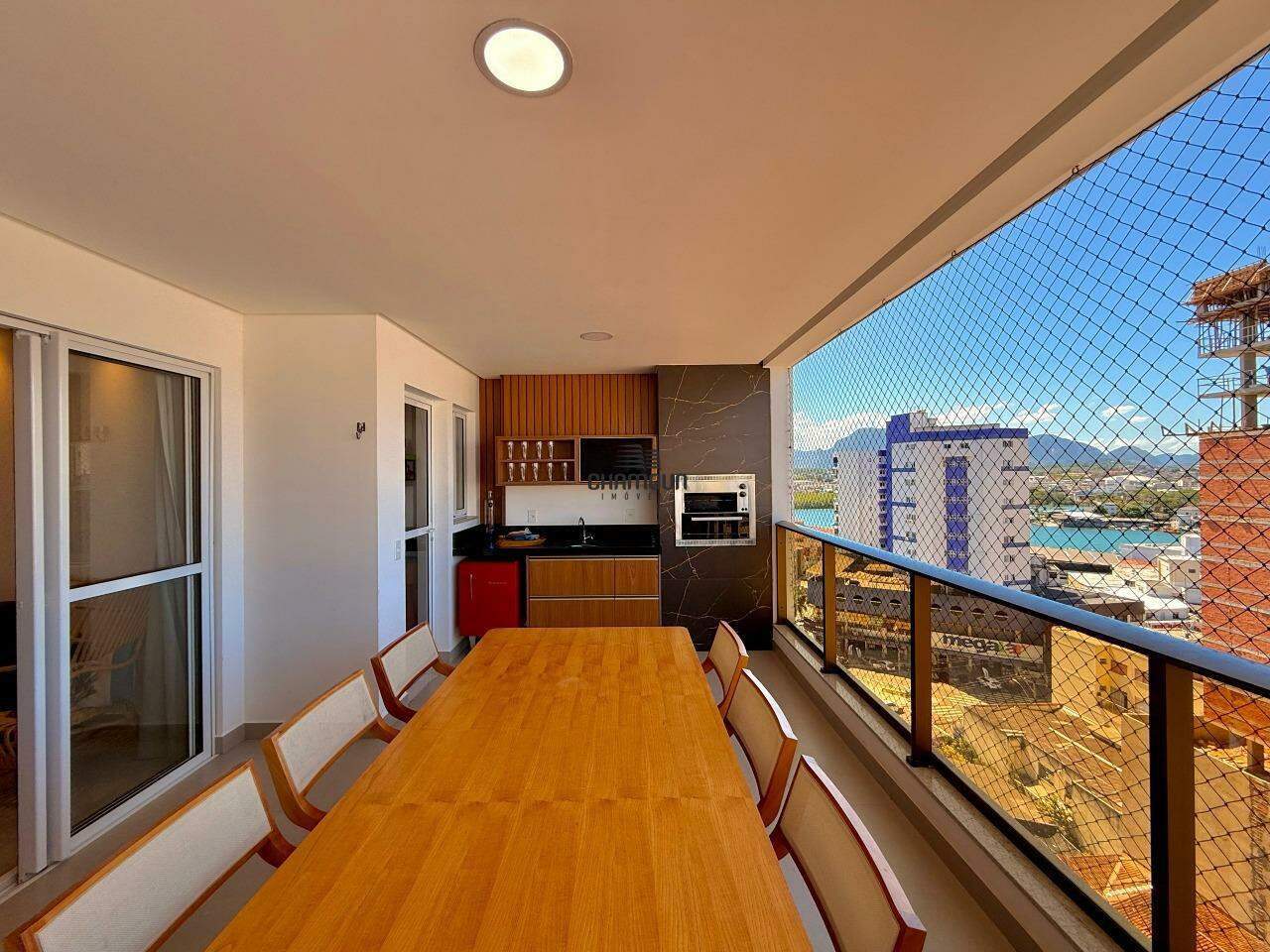 Apartamento à venda no Centro: 03  quartos, sendo 01 Suíte, sala ampla, cozinha e área de serviço. 02 vagas na garagem.