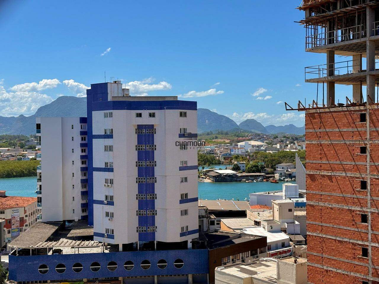 Apartamento à venda no Centro: 03  quartos, sendo 01 Suíte, sala ampla, cozinha e área de serviço. 02 vagas na garagem.