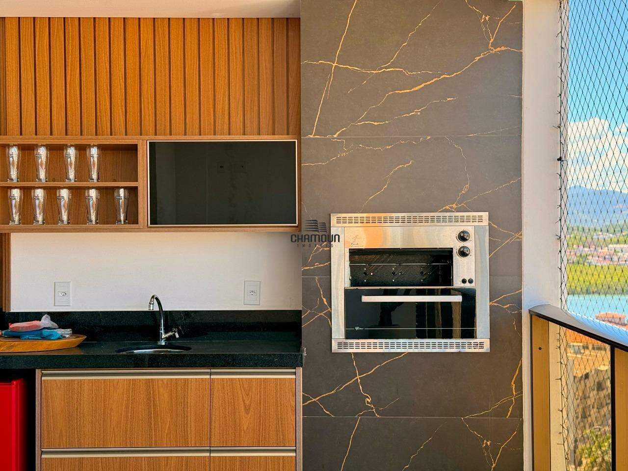 Apartamento à venda no Centro: 03  quartos, sendo 01 Suíte, sala ampla, cozinha e área de serviço. 02 vagas na garagem.