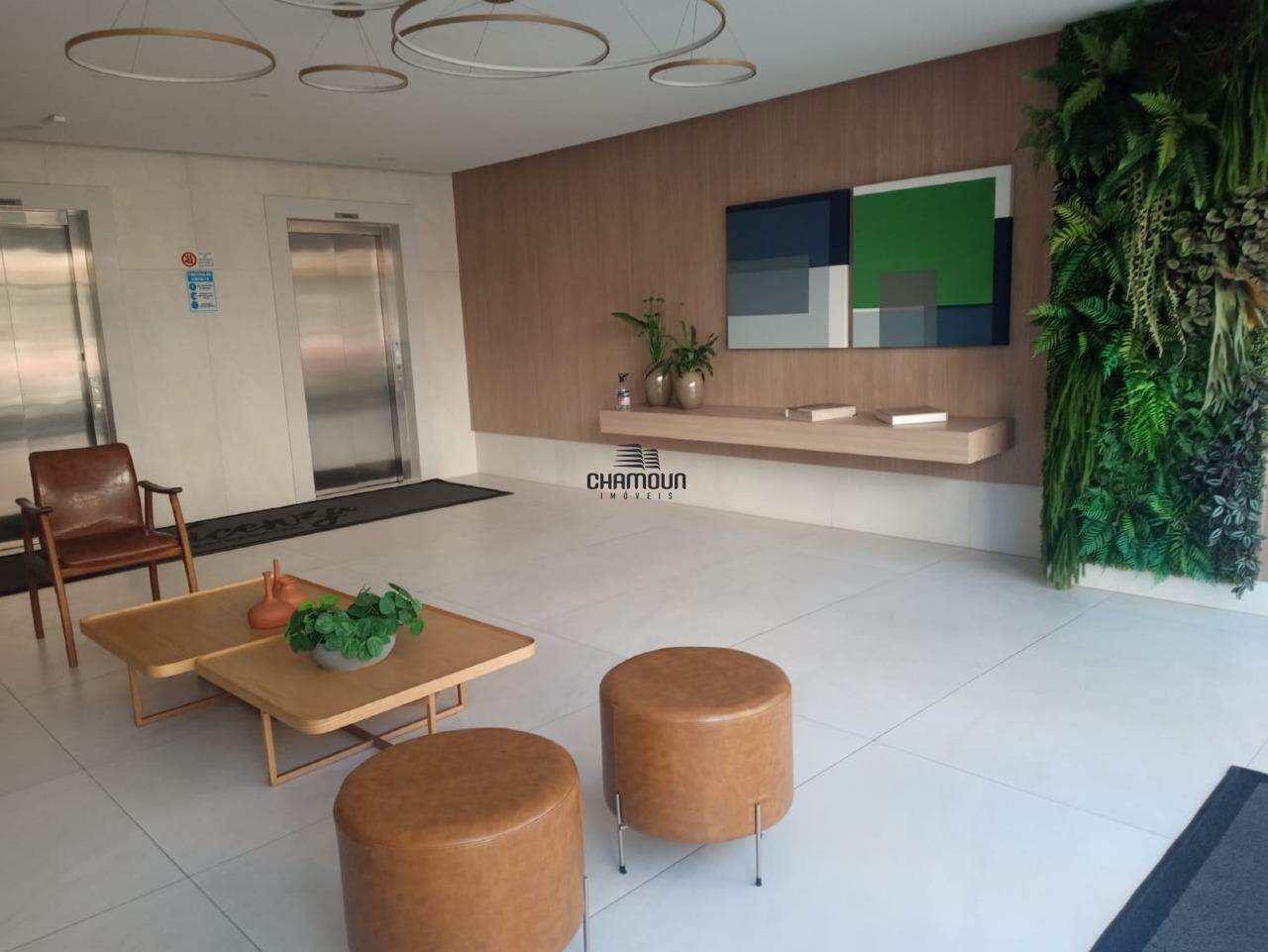 Apartamento à venda no Centro: 03  quartos, sendo 01 Suíte, sala ampla, cozinha e área de serviço. 02 vagas na garagem.