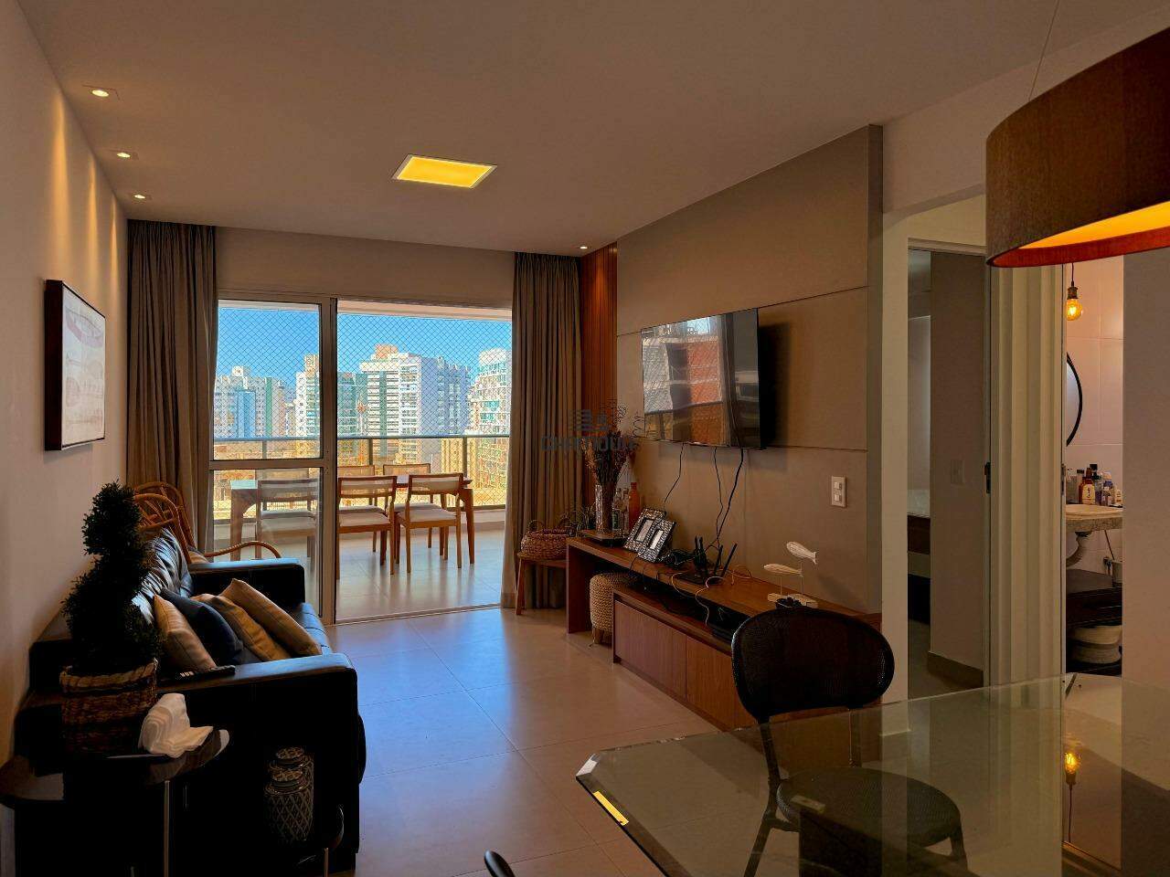 Apartamento à venda no Centro: 03  quartos, sendo 01 Suíte, sala ampla, cozinha e área de serviço. 02 vagas na garagem.