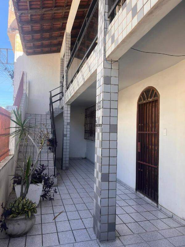Casa à venda no Ibes: 5 quartos, 2 banheiros e 2 vagas.