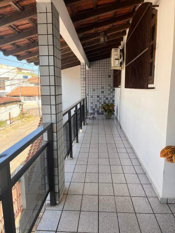Casa à venda no Ibes: 5 quartos, 2 banheiros e 2 vagas.