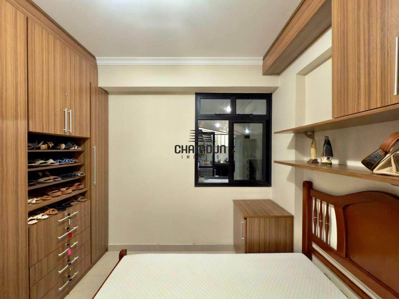 Apartamento à venda no Centro: 2 quartos, sendo 1 suíte com varanda, e 1 vaga garagem coberta.