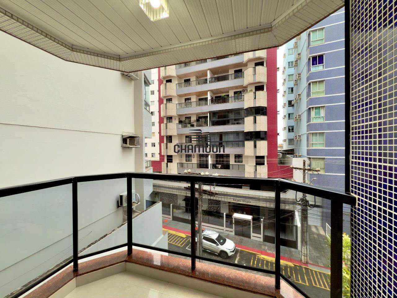 Apartamento à venda no Centro: 2 quartos, sendo 1 suíte com varanda, e 1 vaga garagem coberta.