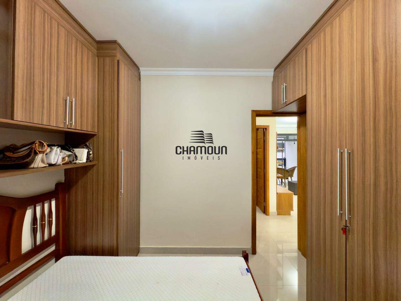 Apartamento à venda no Centro: 2 quartos, sendo 1 suíte com varanda, e 1 vaga garagem coberta.