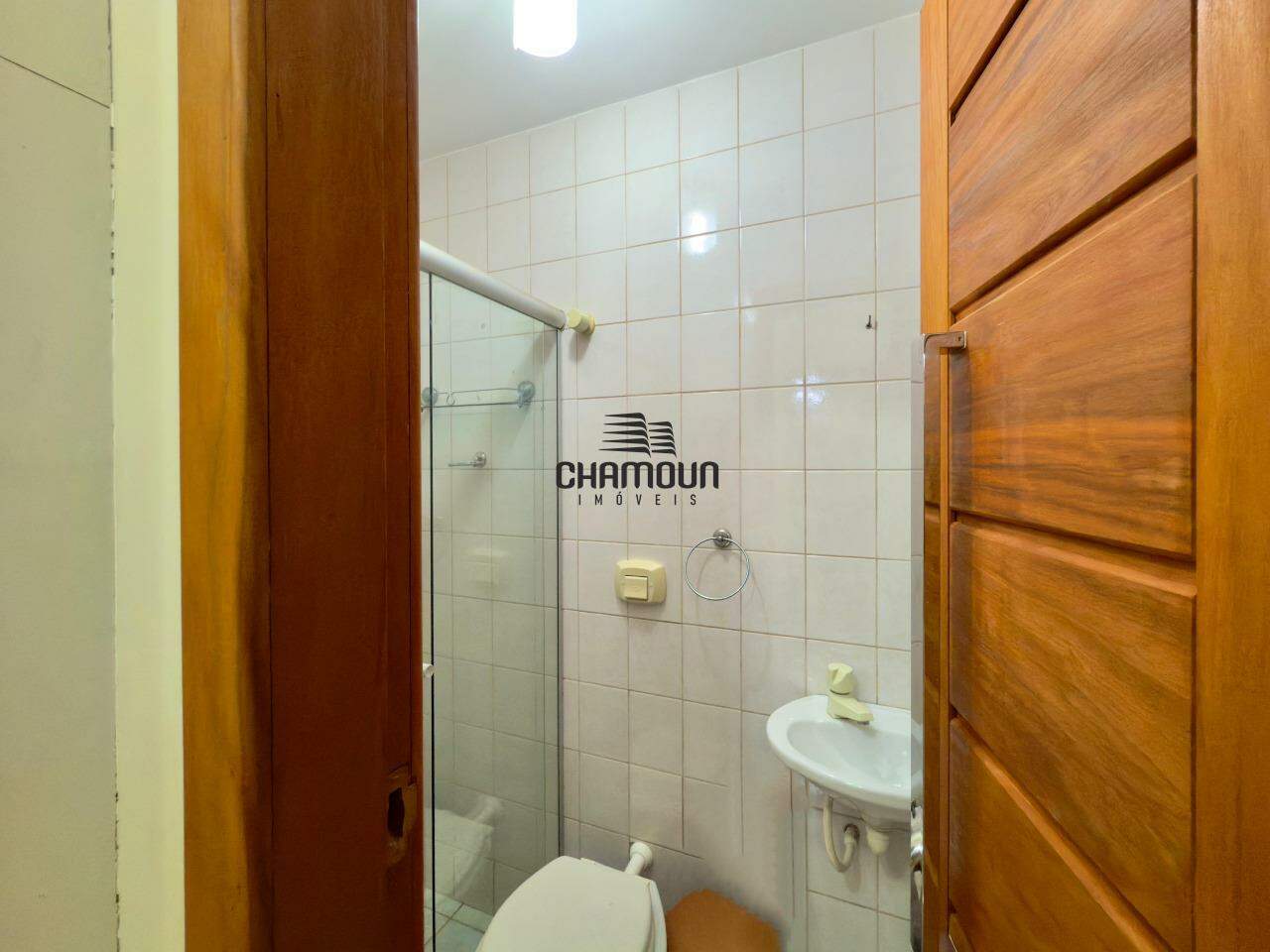 Apartamento à venda no Centro: 2 quartos, sendo 1 suíte com varanda, e 1 vaga garagem coberta.
