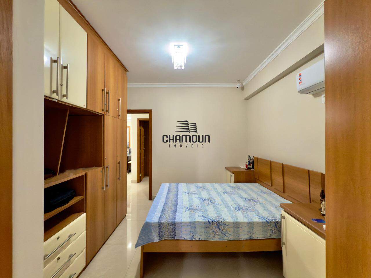 Apartamento à venda no Centro: 2 quartos, sendo 1 suíte com varanda, e 1 vaga garagem coberta.