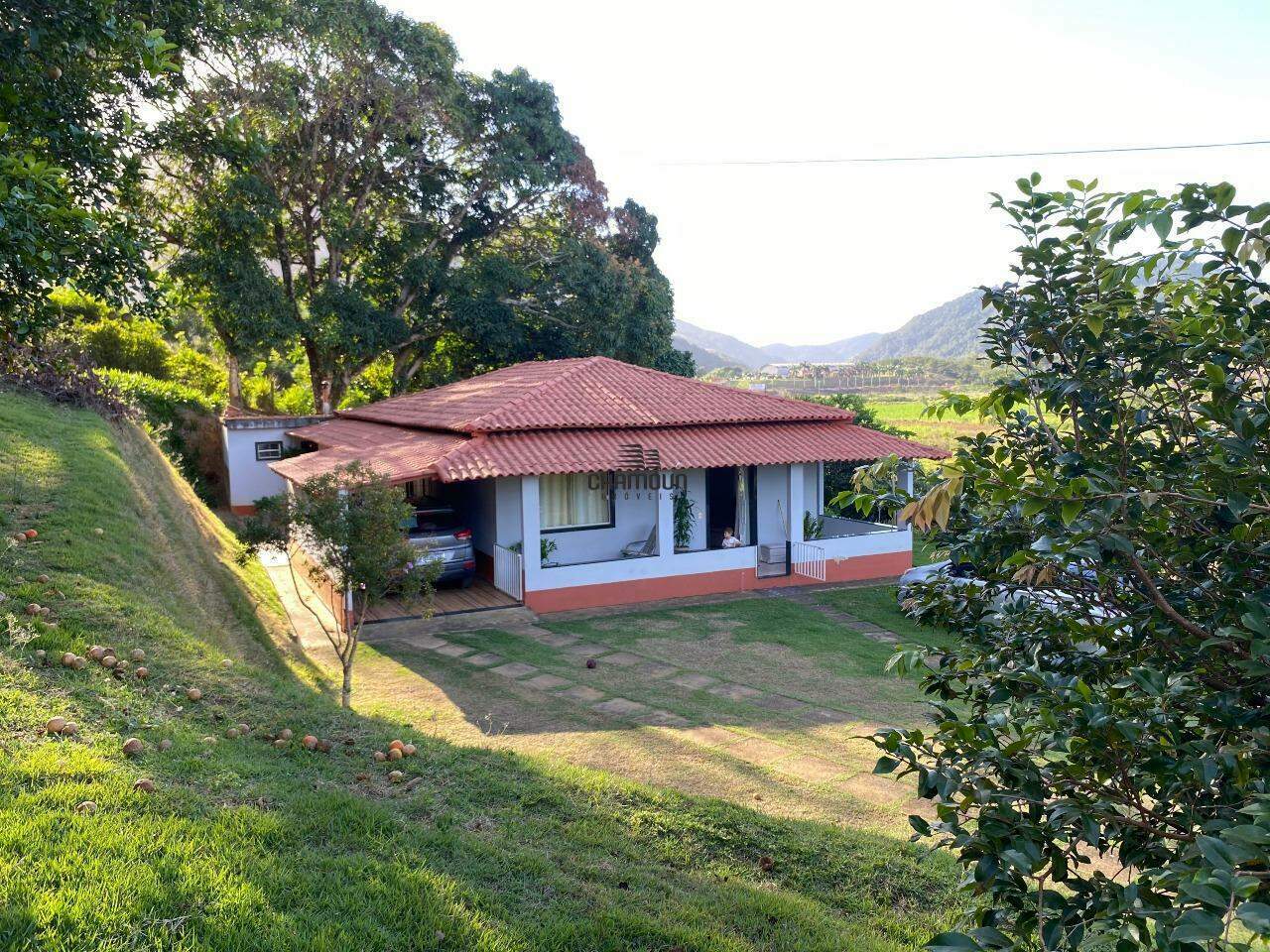 Chácara à venda no Zona Rural de Guarapari: Chácara à Venda na Zona Rural de Guarapari - Pomar, lago e Vista para as Montanhas