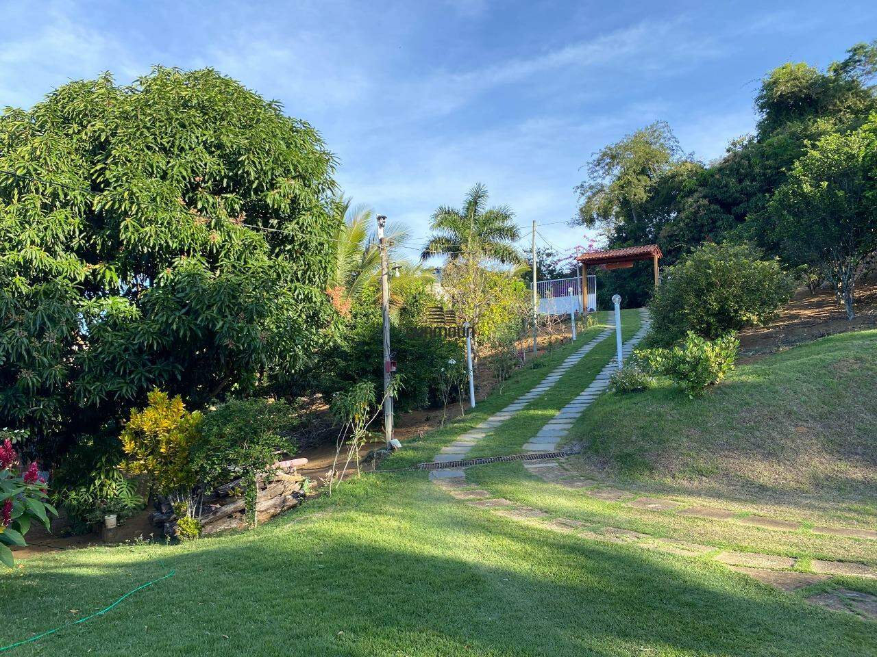 Chácara à venda no Zona Rural de Guarapari: Chácara à Venda na Zona Rural de Guarapari - Pomar, lago e Vista para as Montanhas