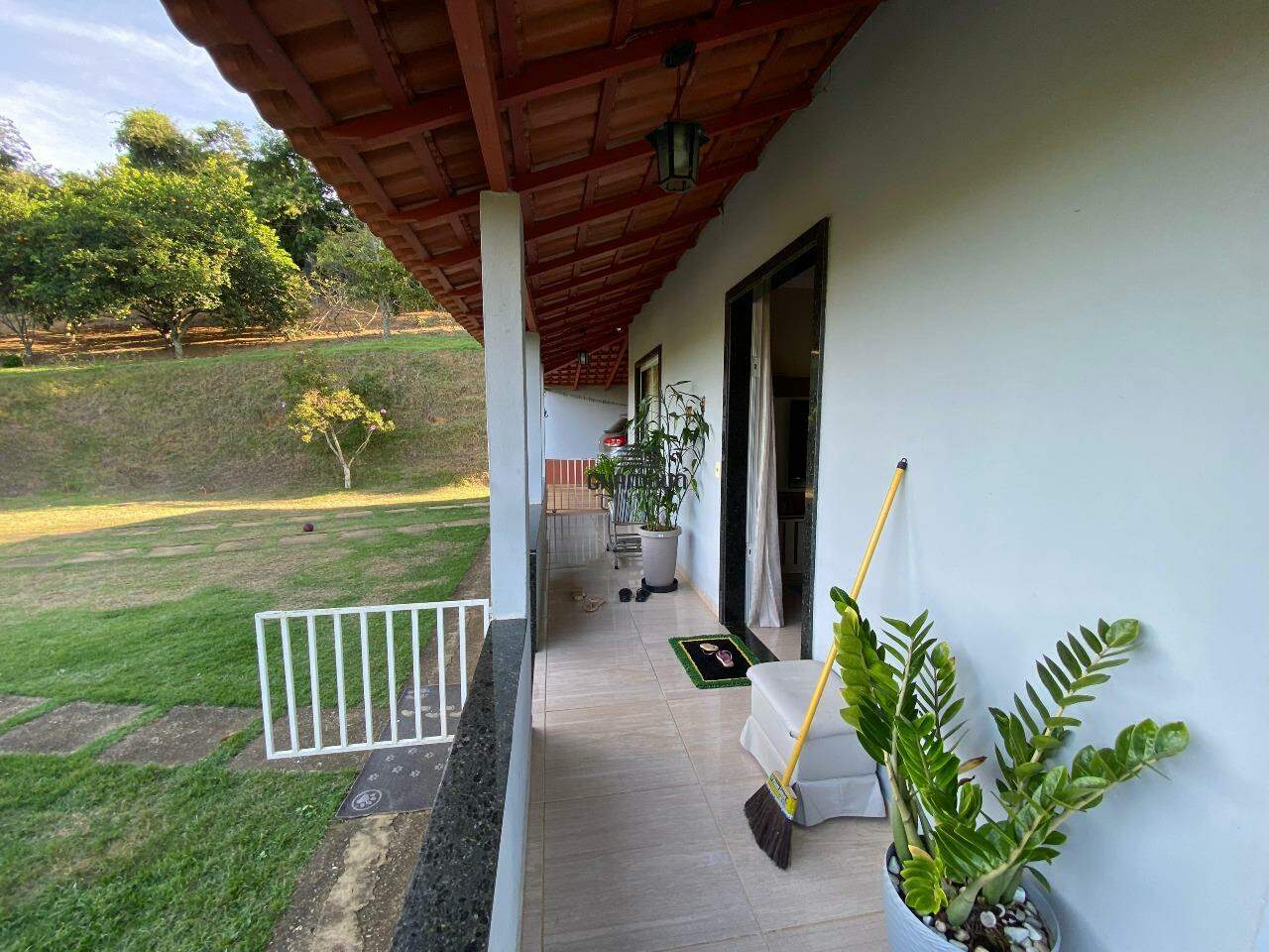 Chácara à venda no Zona Rural de Guarapari: Chácara à Venda na Zona Rural de Guarapari - Pomar, lago e Vista para as Montanhas