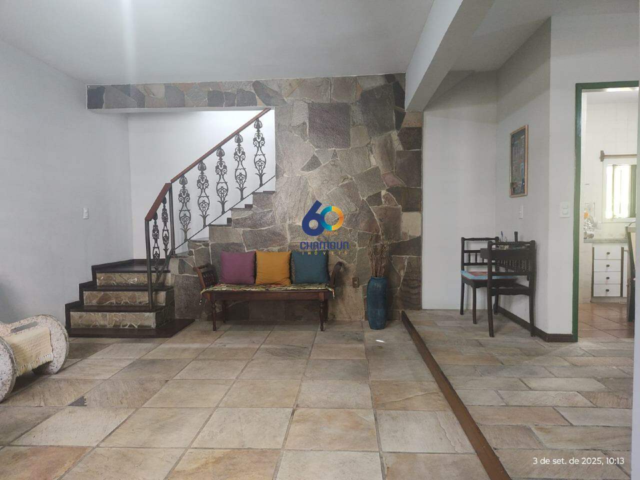 Casa à venda no Jardim Camburi: Sala de Estar e Escada - térreo - 1ª Casa