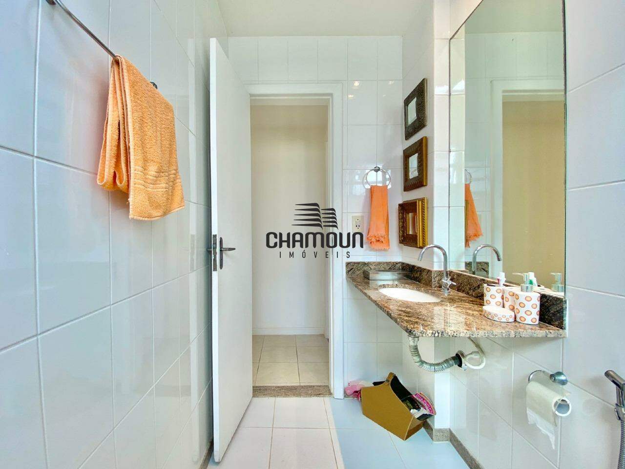 Cobertura à venda no Enseada Azul: composta de 3 quartos, sendo uma suíte, uma sala ampla, uma deliciosa varanda com sol da manha e duas vagas de garagem