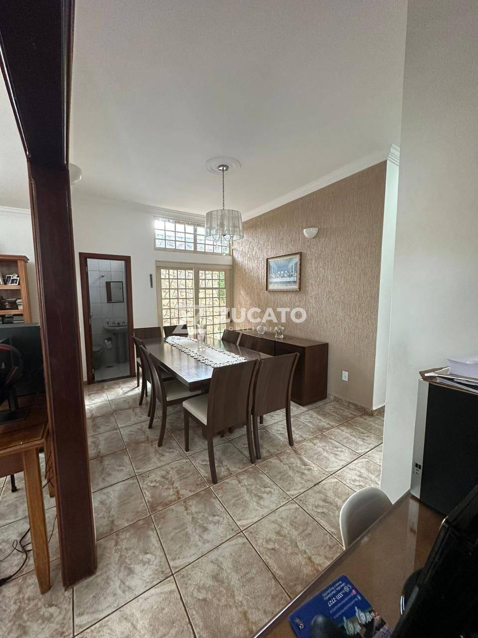 Casa à venda no Jardim Amélia: 